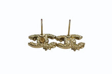 Load image into Gallery viewer, 極美品 CHANEL シャネル ピアス ココマーク 楕円模様 ラインストーン 99P刻印 2.9g GB ラインストーン ゴールド 中古 4b003208