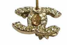 Load image into Gallery viewer, 極美品 CHANEL シャネル ピアス ココマーク 楕円模様 ラインストーン 99P刻印 2.9g GB ラインストーン ゴールド 中古 4b003208