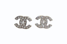 Load image into Gallery viewer, CHANEL シャネル ピアス ココマーク 10V刻印 メタル ラインストーン シルバー 重量約1.5g 両耳用 美品 中古 4b003221