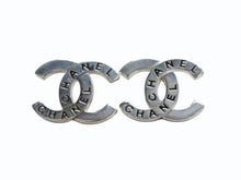 Load image into Gallery viewer, 極美品 CHANEL シャネル ココマーク ロゴ ピアス 両耳 アクセサリー 4g 98P刻印 メタル シルバー 中古 4b003223