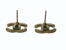 Load image into Gallery viewer, CHANEL シャネル ココマーク ピアス 重量約2.8g A15V刻印 ラインストーン メタル GP ゴールド クリア 両耳用 美品 中古 4b003224