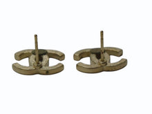 Load image into Gallery viewer, CHANEL シャネル ココマーク ピアス 重量約2.8g A15V刻印 ラインストーン メタル GP ゴールド クリア 両耳用 美品 中古 4b003224