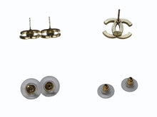 Load image into Gallery viewer, CHANEL シャネル ココマーク ピアス 重量約2.8g A15V刻印 ラインストーン メタル GP ゴールド クリア 両耳用 美品 中古 4b003224