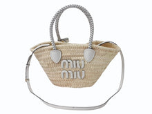 Load image into Gallery viewer, 極美品 MIUMIU ミュウミュウ かごバッグ 2WAYバッグ 5BG273 ラフィア レザー ロゴパッチ ベージュ ホワイト ゴールド金具 中古 4b003240