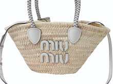 Load image into Gallery viewer, 極美品 MIUMIU ミュウミュウ かごバッグ 2WAYバッグ 5BG273 ラフィア レザー ロゴパッチ ベージュ ホワイト ゴールド金具 中古 4b003240