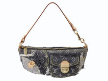 Load image into Gallery viewer, 極美品 LOUIS VUITTON ルイヴィトン モノグラムデニム パウチィ ワンショルダーバッグ ブラック M95383 中古 4b003255