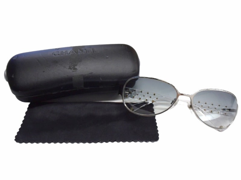 ⭐️CHANEL⭐️ ストーン付きシルバーサングラス 極美品 CHANEL シャネル ラインストーン サングラス ホワイト シルバー