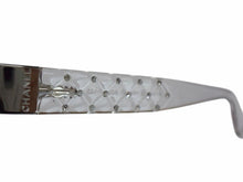 Load image into Gallery viewer, 極美品 CHANEL シャネル ラインストーン サングラス ホワイト シルバー プラスチック アイウェア ロゴ 60☐15 4102 シルバー金具 中古 4b003367