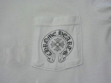 画像をギャラリービューアに読み込む, CHROME HEARTS クロムハーツ オールド バックスクロールラベルスタープリント ポケットＴシャツ RN#95024 コットン ホワイト 美品 中古 4b003373