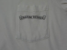 画像をギャラリービューアに読み込む, CHROME HEARTS クロムハーツ ポケットＴシャツ スクロールラベル フレアニー RN#95024 コットン サイズS ホワイト 美品 中古 4b003376