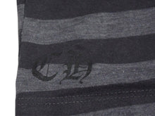 画像をギャラリービューアに読み込む, CHROME HEARTS クロムハーツ バックプリントボーダー 半袖Ｔシャツ グレー ブラック シルバー レッド サイズ3T 美品 中古 4b003380