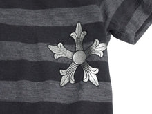 画像をギャラリービューアに読み込む, CHROME HEARTS クロムハーツ バックプリントボーダー 半袖Ｔシャツ グレー ブラック シルバー レッド サイズ3T 美品 中古 4b003380