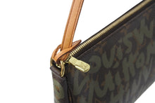 Load image into Gallery viewer, LOUIS VUITTON ルイヴィトン ポシェットアクセソワールモノグラムグラフィティ M92191 ハンドバッグ カーキ 美品 中古 4b003454