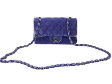 Load image into Gallery viewer, CHANEL シャネル ミニマトラッセ20 Sフラップ Sチェーンショルダーバッグ 20番台 ココマーク ベロア ブルー ブラック金具 良品 中古 4b003542