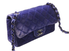 Load image into Gallery viewer, CHANEL シャネル ミニマトラッセ20 Sフラップ Sチェーンショルダーバッグ 20番台 ココマーク ベロア ブルー ブラック金具 良品 中古 4b003542