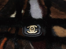 Load image into Gallery viewer, CHANEL シャネル チェーンワンショルダーバッグ 6番台 ココマーク ファー レザー マルチカラー ゴールド金具 美品 中古 4b003574