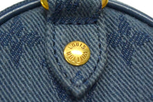 Load image into Gallery viewer, 極美品 LOUIS VUITTON ルイヴィトン モノグラム デニム ラウンドポーチ M68290 バックチャーム キーホルダー ネイビー ゴールド金具 中古 4b003585