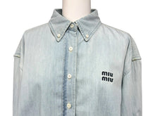 Load image into Gallery viewer, 極美品 MIUMIU ミュウミュウ ヴィンテージ加工デニムシャンブレーシャツ GWC096 インディゴ コットン サイズ42 中古 4b003641