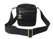 Load image into Gallery viewer, 極美品 CHANEL シャネル ニュートラベルライン ショルダーバッグ ココマーク 11番台 A30913 ナイロン ブラック ゴールド金具 中古 4b003675