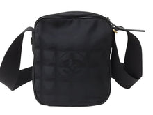 Load image into Gallery viewer, 極美品 CHANEL シャネル ニュートラベルライン ショルダーバッグ ココマーク 11番台 A30913 ナイロン ブラック ゴールド金具 中古 4b003675