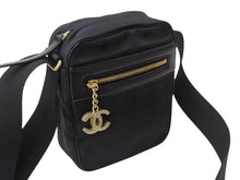 Load image into Gallery viewer, 極美品 CHANEL シャネル ニュートラベルライン ショルダーバッグ ココマーク 11番台 A30913 ナイロン ブラック ゴールド金具 中古 4b003675