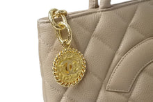 Load image into Gallery viewer, CHANEL シャネル 復刻トート 7番台 ハンドバッグ A01804 ココマーク キャビアスキン ベージュ ゴールド金具 美品 中古 4b003747
