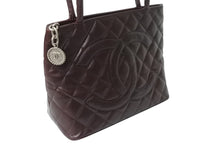 Load image into Gallery viewer, CHANEL シャネル 復刻トートバッグ ハンドバッグ 11番台 キャビアスキン ボルドー ココマーク ロゴ 鞄 シルバー金具 美品 中古 4b003755
