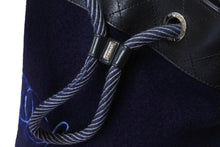 Load image into Gallery viewer, 極美品 CHANEL シャネル ドローストリングス ショルダーバッグ A57519 26番台 ココマーク ウール レザー ネイビー ブラック 巾着型 中古 4b003756