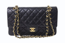 Load image into Gallery viewer, 極美品 CHANEL シャネル マトラッセ25 Wフラップ Wチェーンショルダーバッグ 6番台 ラムスキン ココマーク ブラック ゴールド金具 中古 4b003761