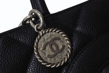 Load image into Gallery viewer, CHANEL シャネル 復刻トートバッグ ハンドバッグ 6番台 キャビアスキン ブラック ココマーク ロゴ 鞄 シルバー金具 美品 中古 4b003785