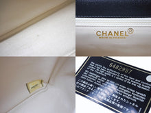 Load image into Gallery viewer, 極美品 CHANEL シャネル ワンショルダーバッグ 6番台 バイカラー パンチングレザー ホワイト ブラック ゴールド金具 中古 4b003786