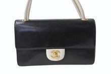 Load image into Gallery viewer, 極美品 CHANEL シャネル ワンショルダーバッグ 6番台 バイカラー パンチングレザー ホワイト ブラック ゴールド金具 中古 4b003786