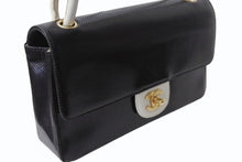 Load image into Gallery viewer, 極美品 CHANEL シャネル ワンショルダーバッグ 6番台 バイカラー パンチングレザー ホワイト ブラック ゴールド金具 中古 4b003786