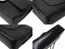 Load image into Gallery viewer, 極美品 CHANEL シャネル ワンショルダーバッグ 6番台 バイカラー パンチングレザー ホワイト ブラック ゴールド金具 中古 4b003786