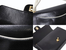 Load image into Gallery viewer, 極美品 CHANEL シャネル ワンショルダーバッグ 6番台 バイカラー パンチングレザー ホワイト ブラック ゴールド金具 中古 4b003786