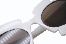 画像をギャラリービューアに読み込む, LOEWE ロエベ サングラス フラワーシェイプ PAULA's IBIZA LW40088U インジェクションナイロン イタリア製 ホワイト 美品 中古 4b003851