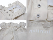 Load image into Gallery viewer, MIUMIU ミュウミュウ デニムショートパンツ デニムショーツ GWP300 サイズ27 ロゴプリント アイボリー 美品 中古 4b003887