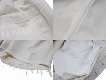 Load image into Gallery viewer, MIUMIU ミュウミュウ デニムショートパンツ デニムショーツ GWP300 サイズ27 ロゴプリント アイボリー 美品 中古 4b003887
