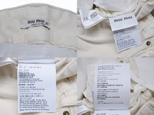 Load image into Gallery viewer, MIUMIU ミュウミュウ デニムショートパンツ デニムショーツ GWP300 サイズ27 ロゴプリント アイボリー 美品 中古 4b003887