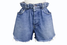 Load image into Gallery viewer, MIUMIU ミュウミュウ デニムショートパンツ デニムショーツ GWP300 サイズ27 ロゴプリント インディゴブルー 美品 中古 4b003888