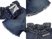 Load image into Gallery viewer, MIUMIU ミュウミュウ デニムショートパンツ デニムショーツ GWP300 サイズ27 ロゴプリント インディゴブルー 美品 中古 4b003888