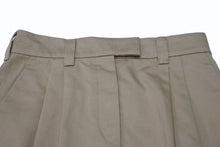 Load image into Gallery viewer, 極美品 MIUMIU ミュウミュウ チノ ミニスカート MG1801 サイズ40 刺繍ロゴ入り ツータック アウトタック ベージュ 中古 4b003890