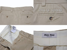 Load image into Gallery viewer, 極美品 MIUMIU ミュウミュウ チノ ミニスカート MG1801 サイズ40 刺繍ロゴ入り ツータック アウトタック ベージュ 中古 4b003890