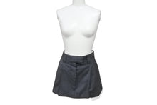 Load image into Gallery viewer, MIUMIU ミュウミュウ ミニスカート MG1801 サイズ40 ツータック アウトタック グレー ホワイト ロゴ刺繍 美品 中古 4b003891