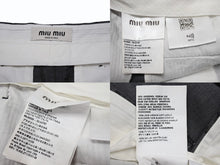Load image into Gallery viewer, MIUMIU ミュウミュウ ミニスカート MG1801 サイズ40 ツータック アウトタック グレー ホワイト ロゴ刺繍 美品 中古 4b003891
