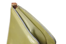 Load image into Gallery viewer, LOUIS VUITTON ルイヴィトン モノグラム ヴェルニ レキシントン ハンドバッグ アクセサリーポーチ M91011 グリーン 良品 中古 4b003908