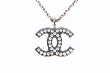 Load image into Gallery viewer, CHANEL シャネル ネックレス ココマーク デカココマーク GP ラインストーン 重量約8.6g クリア ブラック シルバー金具 美品 中古 4b003944