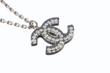 Load image into Gallery viewer, CHANEL シャネル ネックレス ココマーク デカココマーク GP ラインストーン 重量約8.6g クリア ブラック シルバー金具 美品 中古 4b003944