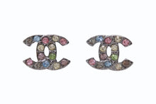 Load image into Gallery viewer, 極美品 CHANEL シャネル ピアス ココマーク ラインストーン 両耳 06A刻印 2.4g メタルブラック マルチカラー 中古 4b003985