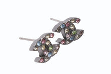 Load image into Gallery viewer, 極美品 CHANEL シャネル ピアス ココマーク ラインストーン 両耳 06A刻印 2.4g メタルブラック マルチカラー 中古 4b003985